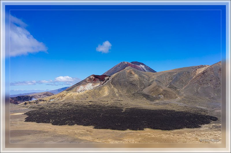 DSC00581.jpg - Lava field with Red Crater and Mt. Ngauruhoe in background. View from Blue Lake. Tongariro National Park.