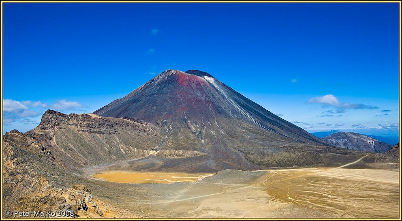 WV8X4827.jpg - South Crater (1660 m) and Mt. Ngauruhoe. Tongariro National Park, New Zealand.