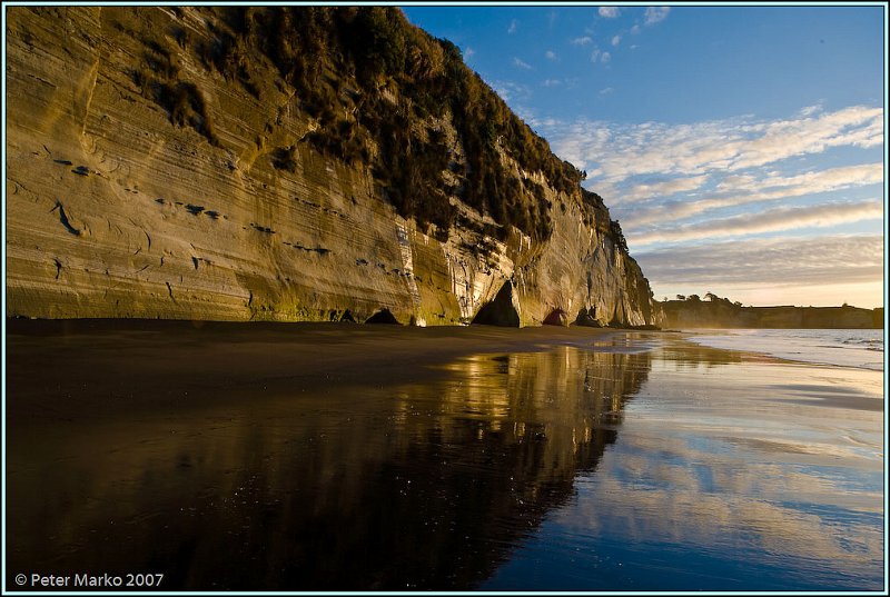 WV8X3167.jpg - White Cliffs reflexion in wet sand during sunset, Taranaki, New Zealand