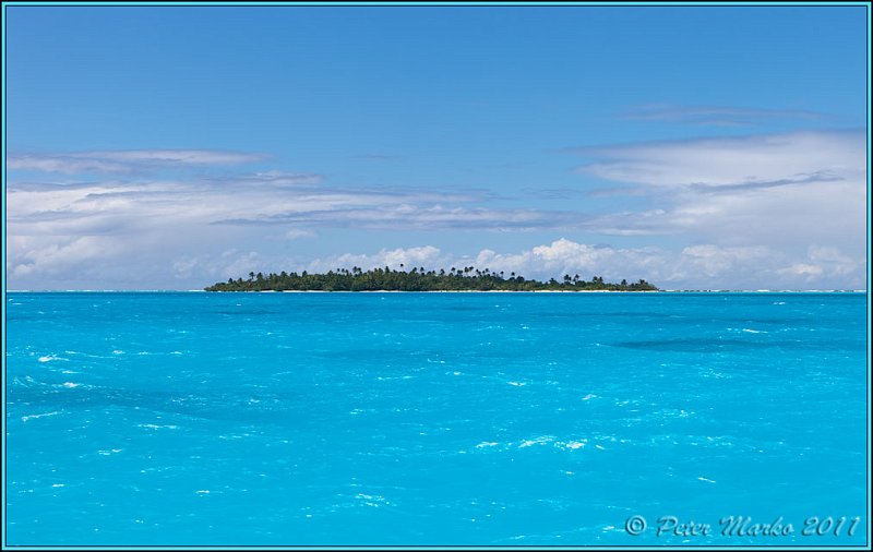 IMG_9156.jpg - Torquise waters of Aitutaki Lagoon. Tavaerua Nui island at the background.