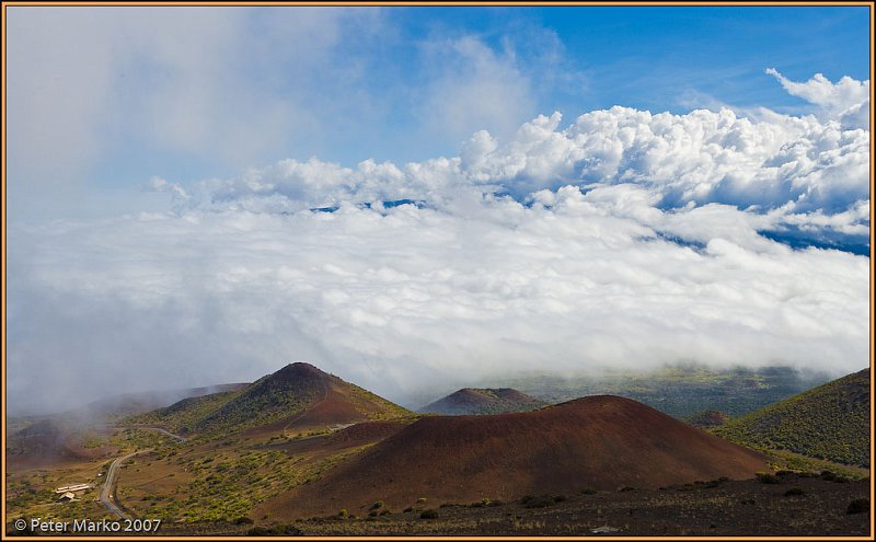 WV8X2528.jpg - Onizuka Visitor Information Station, Mauna Kea. Mauna Loa in distance hidden by clouds. Big Island, Hawaii.